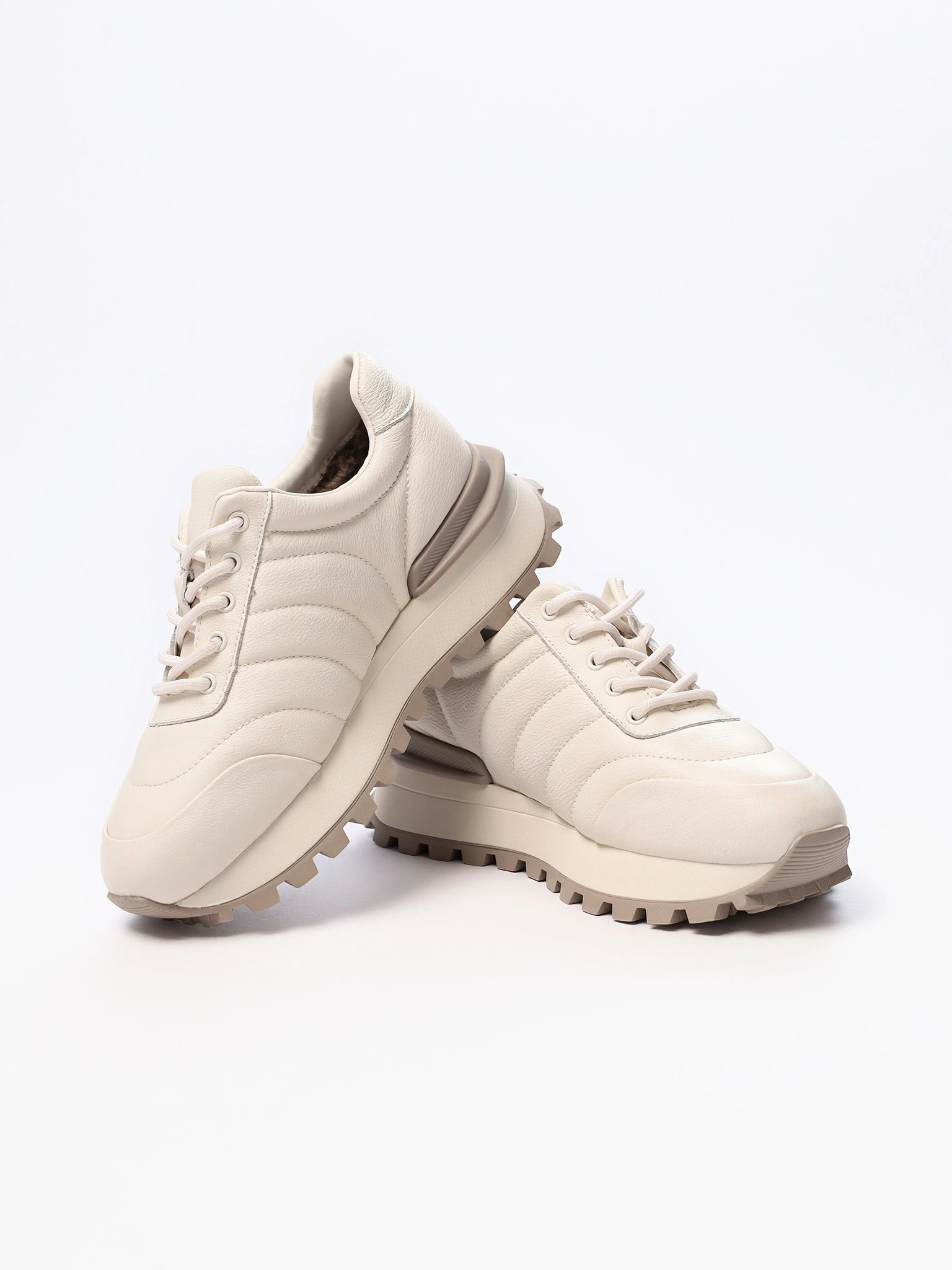 Кроссовки белого цвета на рельефной подошве